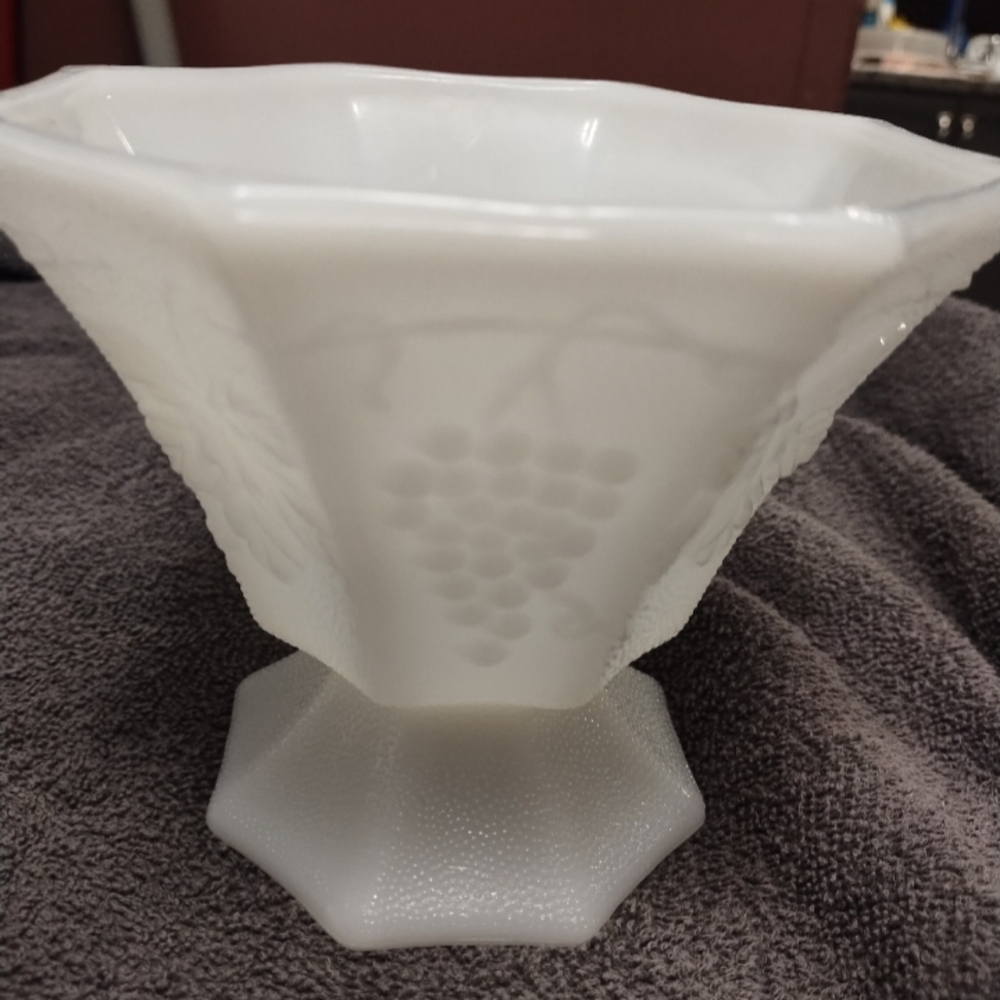 Milk Glass Grape Anchor Hocking Pedestal Candy Dish And 2 Tumblers - Picture 4 of 11